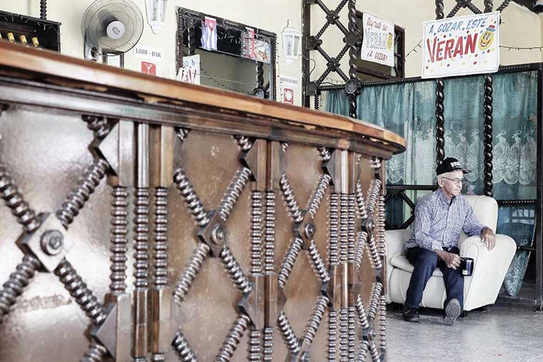 Những bức ảnh của Sandrine đã phần nào giúp độc giả hiểu hơn về cuộc sống của người dân Cuba trong thời kỳ nằm dưới sự lãnh đạo của lãnh tụ Fidel Castro và em trai ông, Chủ tịch Raul Castro.