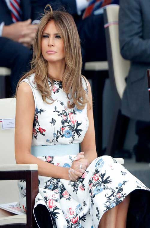 Đệ nhất phu nhân Mỹ Melania Trump theo dõi buổi lễ diễu binh mừng Ngày Quốc khánh trên đại lộ Champs-Elysees ở thủ đô Paris, Pháp, ngày 14/7/2017.