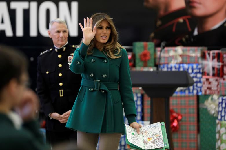 Đệ nhất phu nhân Mỹ vẫy chào mọi người tại căn cứ Anacostia-Bolling ở thủ đô Washington ngày 13/12/2017.