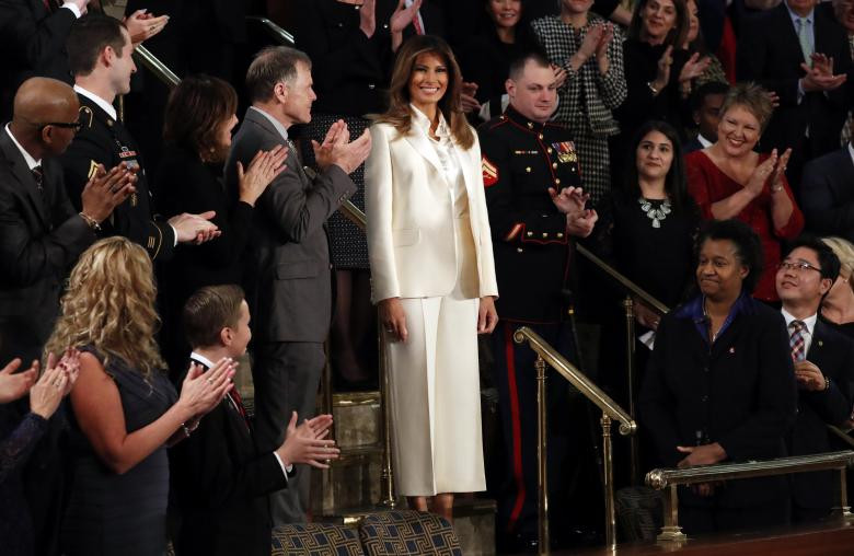 Bà Melania nổi bật giữa đám đông với bộ trang phục màu trắng khi lắng nghe Tổng thống Trump đọc Thông điệp Liên bang tại Quốc hội ngày 30/1/2018.