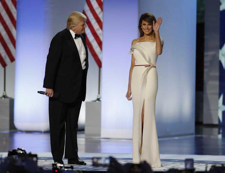 Tổng thống Mỹ Donald Trump giới thiệu phu nhân Melania trong buổi tiệc mừng nhậm chức của ông tại thủ đô Washington ngày 20/1/2017. Ảnh: Reuters.