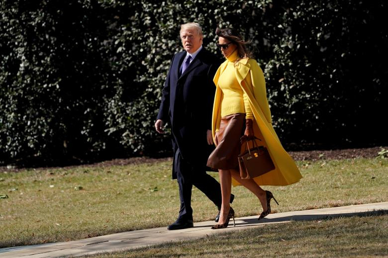 Tổng thống Trump và Đệ nhất phu nhân Melania đi bộ qua bãi cỏ phía Nam của Nhà Trắng trước khi khởi hành tới Cincinnati ngày 5/2/2018. Khi đó, Đệ nhất phu nhân Mỹ khoác một chiếc áo choàng dài màu vàng.