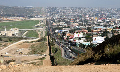 Tuyến biên giới giữa Mỹ (trái) và Mexico. Ảnh: Wikipedia.