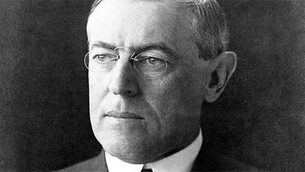 Cựu Tổng thống Woodrow Wilson được mọi người gọi là "Phrasemaker" vì nhờ tài hùng biện của mình, ông không cần người viết diễn thuyết.