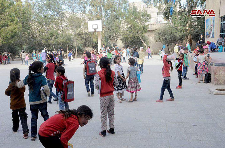 “Số lượng học sinh trở lại trường học trên khắp Đông Ghouta lên tới 12.000 em. Hai tuần trước đó, trường học tại các thị trấn như Saqba và Kafr Batna đã được mở cửa đón học sinh”, nguồn tin cho hay. Ảnh: AMN/SANA.