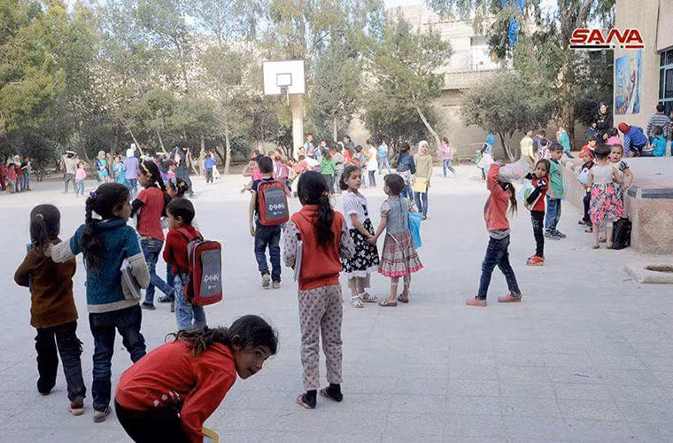 “Số lượng học sinh trở lại trường học trên khắp Đông Ghouta lên tới 12.000 em. Hai tuần trước đó, trường học tại các thị trấn như Saqba và Kafr Batna đã được mở cửa đón học sinh”, nguồn tin cho hay. Ảnh: AMN/SANA.
