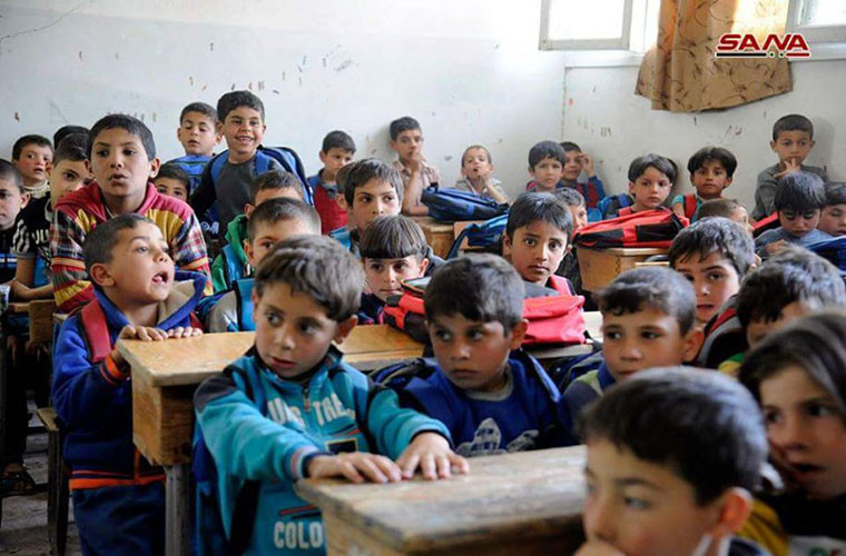 Trong diễn biến khác trên chiến trường Syria, tại Damascus, sau khi Đông Ghouta được giải phóng, hôm 3/4, hơn 10 nghìn em nhỏ từng sống dưới các khu vực nằm dưới sự kiểm soát của phiến quân đã bắt đầu quay trở lại trường học. Ảnh: AMN/SANA.