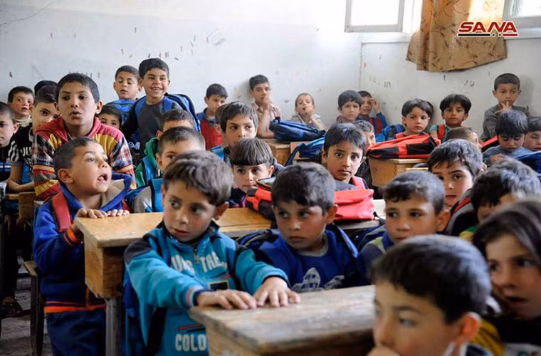 Trong diễn biến khác trên chiến trường Syria, tại Damascus, sau khi Đông Ghouta được giải phóng, hôm 3/4, hơn 10 nghìn em nhỏ từng sống dưới các khu vực nằm dưới sự kiểm soát của phiến quân đã bắt đầu quay trở lại trường học. Ảnh: AMN/SANA.