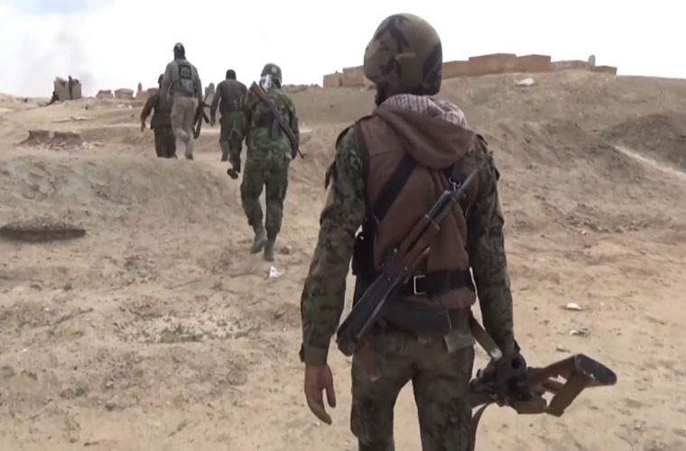 Trong diễn biến mới nhất, Quân chính phủ Syria và Lực lượng phòng vệ quốc gia (NDF) đã giành lại quyền kiểm soát một thị trấn trên sa mạc ở tỉnh Deir Ezzor từ tay nhóm IS. Ảnh: AMN.