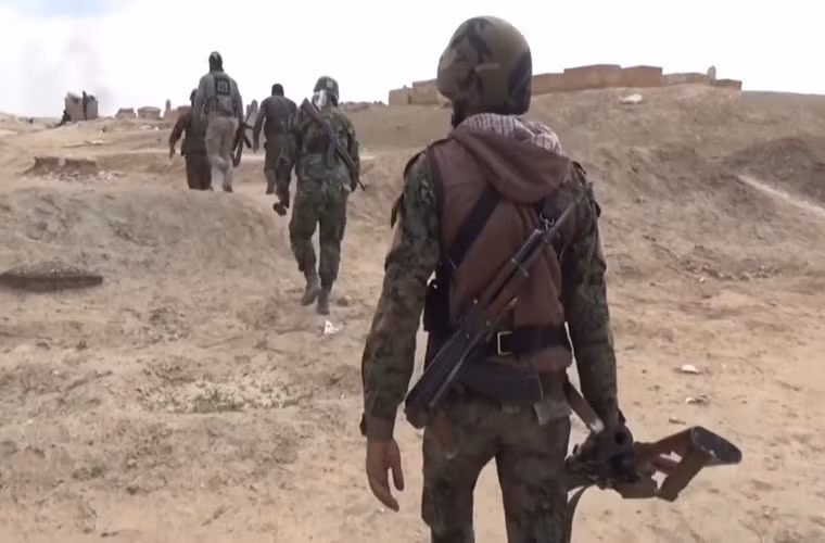 Trong diễn biến mới nhất, Quân chính phủ Syria và Lực lượng phòng vệ quốc gia (NDF) đã giành lại quyền kiểm soát một thị trấn trên sa mạc ở tỉnh Deir Ezzor từ tay nhóm IS. Ảnh: AMN.