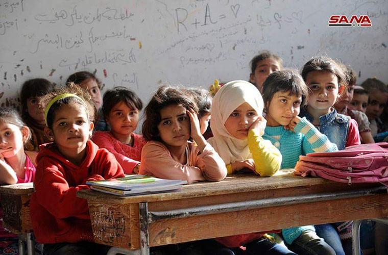 Các em nhỏ ngồi chen chúc trong một lớp học ở Đông Ghouta. Ảnh: AMN/SANA.