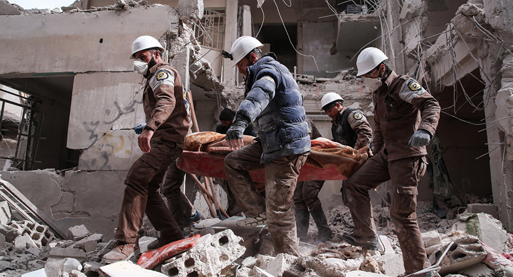 Tổ chức White Helmets "cứu hộ" nạn nhân vụ tấn công hóa học nhưng không có thiết bị bảo hộ.