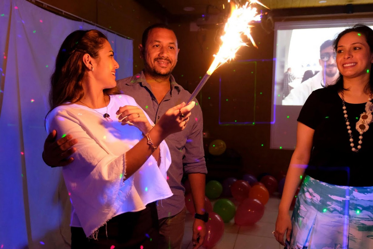 Vợ chồng cô Amirah tham dự một bữa tiệc sinh nhật của một người bạn.