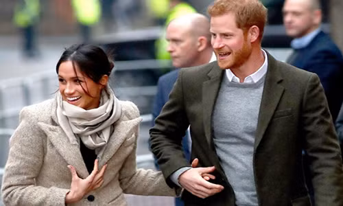 Hoàng tử Harry và hôn thê Markle "tay trong tay" tới Đài phát thanh Reprezent hồi tháng 1/2018.