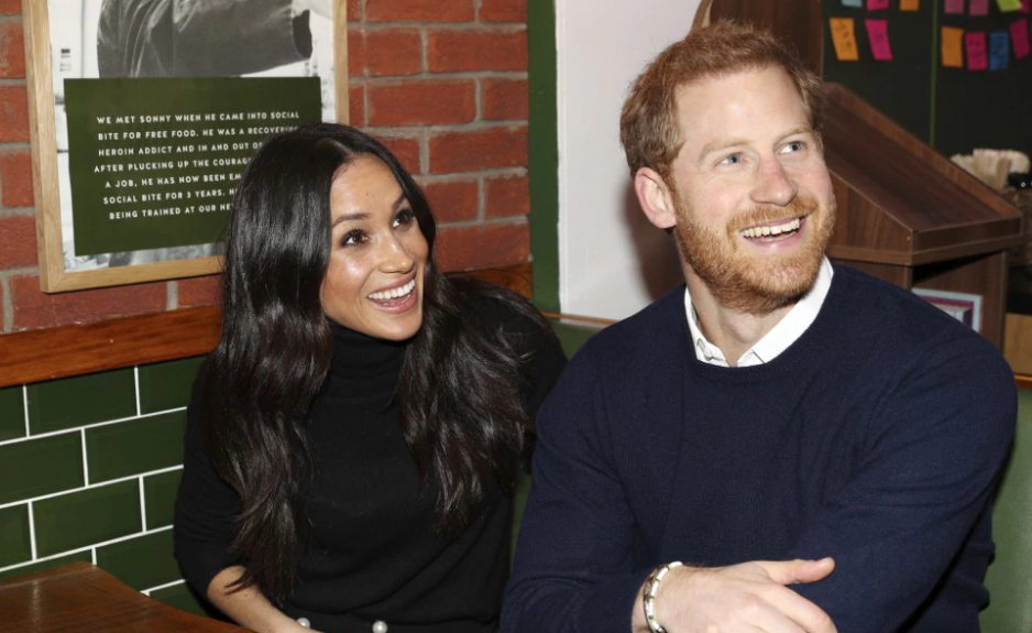 Hoàng tử Harry và Markle cười tươi trong lúc trò chuyện với những người ủng hộ tại cửa hàng Social Bite ở Edinburgh ngày 13/2/2018.