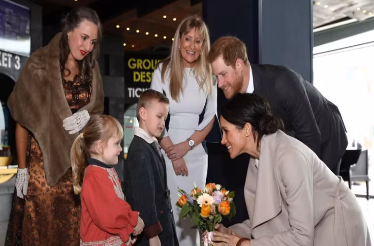 Hoàng tử Harry và Meghan Markle được chào đón trong chuyến thăm Bảo tàng Titanic ở Belfast.