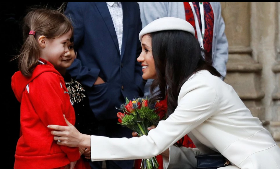 Meghan Markle được một bé gái tặng hoa hôm 12/3/2018.