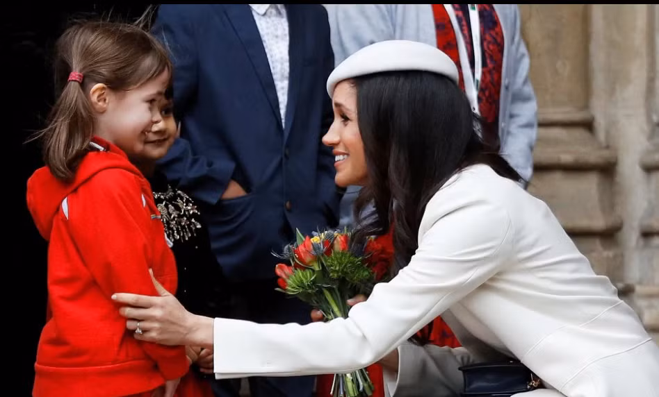 Meghan Markle được một bé gái tặng hoa hôm 12/3/2018.