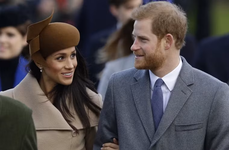 Nhiều hoạt động của Hoàng tử Anh Harry và hôn thê Meghan Markle trong những tháng trước khi đám cưới của họ diễn ra đã được ống kính truyền thông ghi lại. Ảnh: Cặp đôi tới dự buổi lễ vào dịp Giáng sinh tại nhà thờ St. Mary Magdalene ở Sandringham, Anh, ngày 25/12/2017. (Nguồn ảnh: Washington Post)