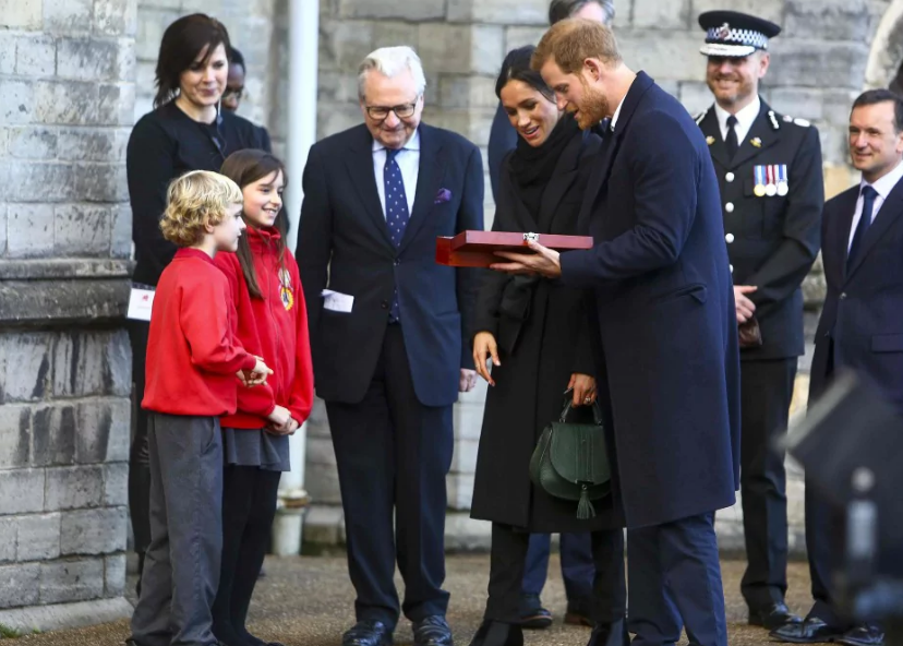 Harry Smith và Meghan Taylor, hai em nhỏ đến từ trường Tiểu học Marlborough, tặng quà cưới cho cặp đôi Harry-Markle khi hai người tới thăm ngôi trường này hôm 18/1/2018.