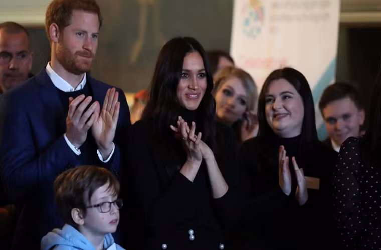Hoàng tử Harry và Markle tham gia một sự kiện của giới trẻ tại Cung điện Holyroodhouse ngày 13/2/2018.