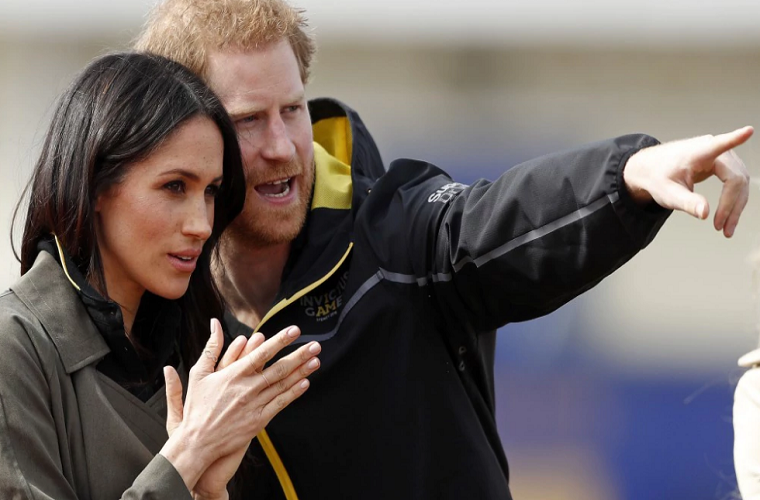 Hoàng tử Harry cùng hôn thê theo dõi các đội tuyển tập luyện cho giải đấu Invictus Games tại Trường Đại học Bath ngày 6/4/2018.