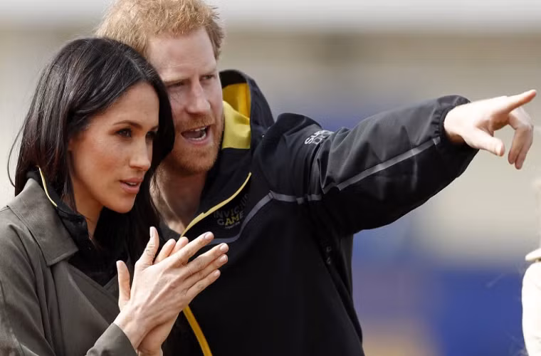 Hoàng tử Harry cùng hôn thê theo dõi các đội tuyển tập luyện cho giải đấu Invictus Games tại Trường Đại học Bath ngày 6/4/2018.