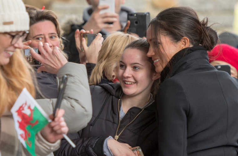 Meghan Markle chụp ảnh lưu niệm với một người hâm mộ ngày 18/1/2018.
