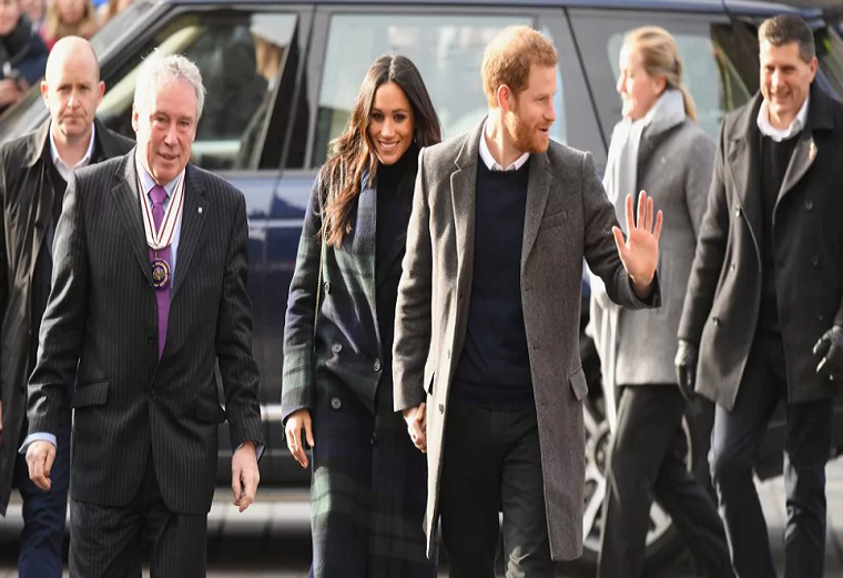 Hoàng tử Harry và Meghan Markle đi bộ cùng mọi người trên phố Rose ở Edinburgh ngày 13/2/2018.