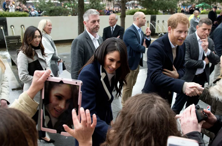 Cặp đôi Hoàng gia Anh Harry-Markle bắt tay chào mọi người trong chuyến thăm Birmingham ngày 8/3/2018.