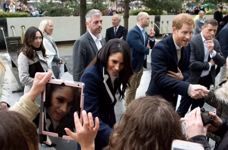 Cặp đôi Hoàng gia Anh Harry-Markle bắt tay chào mọi người trong chuyến thăm Birmingham ngày 8/3/2018.