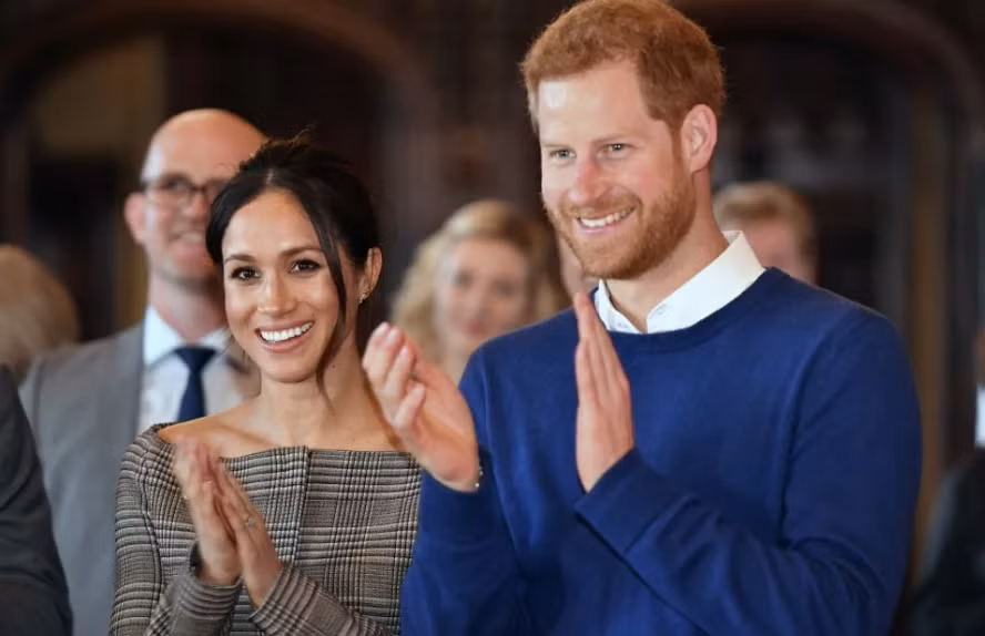 Cặp đôi Hoàng gia Anh Harry-Markle vỗ tay khi theo dõi một buổi biểu diễn tại Lâu đài Cardiff ngày 18/1/2018.