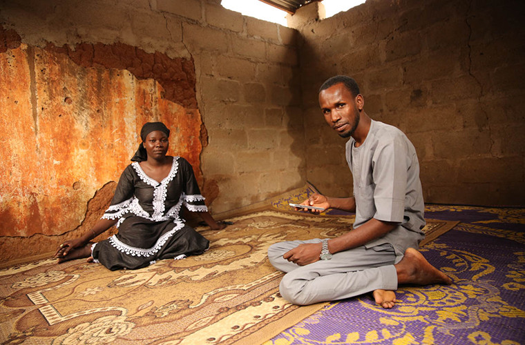 Được biết, đội Thợ săn của Aisha Bakari Gombi đã giải cứu hàng trăm người dân bị phiến quân Boko Haram bắt giữ. Và đó cũng chính là động lực để nữ “siêu anh hùng” này tiếp tục chiến đấu chống lại sự áp bức của nhóm khủng bố. Ảnh: Bamanga (phải) chỉ cho Aisha cách sử dụng điện thoại di động. Ảnh: AJ.