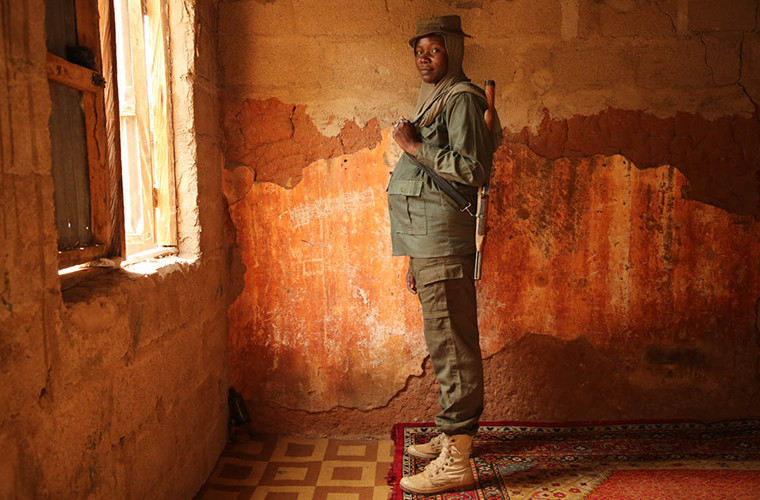 Aisha vẫn tiếp tục nhiệm vụ săn lùng Boko Haram trong thời gian cô mang thai. Có thể nói, “Nữ hoàng Thợ săn” Aisha đã trở thành “siêu anh hùng” thực sự trong lòng người dân Nigeria. Ảnh: AJ.