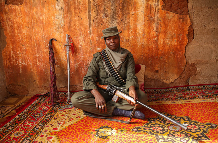 Được biết, hồi còn nhỏ, Aisha thường đi săn bắt linh dương và trâu nước cùng với cha. Và giờ đây, cô săn lùng phiến quân Boko Haram. Ảnh: AJ.