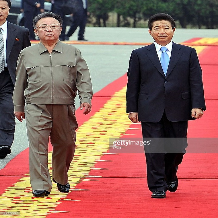 Tổng thống Hàn Quốc Roh Moo-hyun và Chủ tịch Triều Tiên Kim Jong-il (trái) gặp gỡ nhau lần đầu tiên trong lễ đón chính thức diễn ra tại Trung tâm Văn hóa 25/4 ở thủ đô Bình Nhưỡng hôm 2/10/2007. Ảnh: Getty.