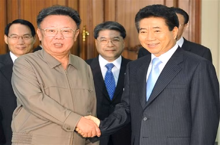 Cuộc hội đàm thượng đỉnh giữa Tổng thống Hàn Quốc Roh Moo-hyun và Chủ tịch Kim Jong-il đã diễn ra hôm 3/10/2007. Ảnh: Yonhap.