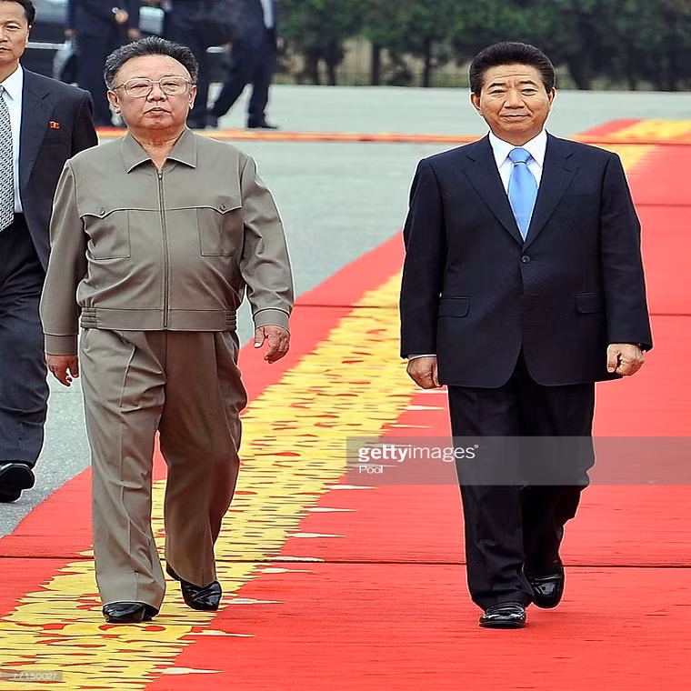 Tổng thống Hàn Quốc Roh Moo-hyun và Chủ tịch Triều Tiên Kim Jong-il (trái) gặp gỡ nhau lần đầu tiên trong lễ đón chính thức diễn ra tại Trung tâm Văn hóa 25/4 ở thủ đô Bình Nhưỡng hôm 2/10/2007. Ảnh: Getty.
