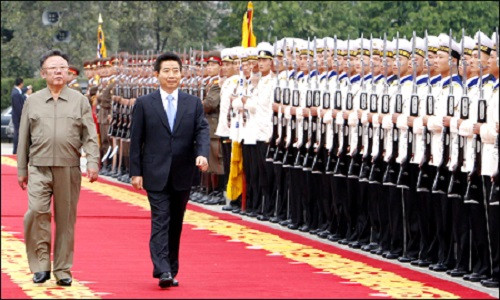 Tổng thống Roh Moo-huyn duyệt đội danh dự trong lễ đón chính thức ở thủ đô Bình Nhưỡng. Ảnh: Korea Times.