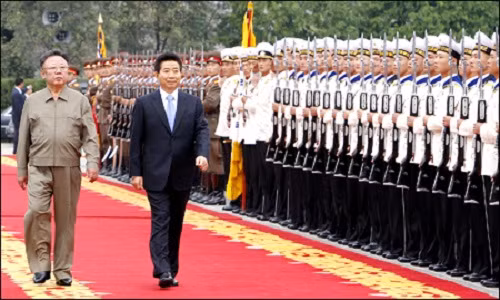 Tổng thống Roh Moo-huyn duyệt đội danh dự trong lễ đón chính thức ở thủ đô Bình Nhưỡng. Ảnh: Korea Times.