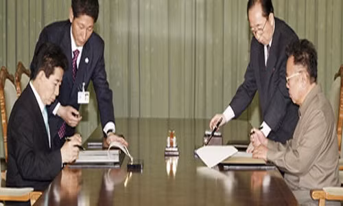 Hai nhà lãnh đạo Hàn-Triều cùng đồng thuận về "Tuyên bố vì hòa bình thịnh vượng và phát triển quan hệ liên Triều (Tuyên bố ngày 4 tháng 10)". Ảnh: Tổng thống Roh Moo-hyun và Chủ tịch Kim Jong-il ký tên vào bản thỏa thuận chung liên Triều ngày 4/10/2007. Ảnh: Chosun Ilbo.