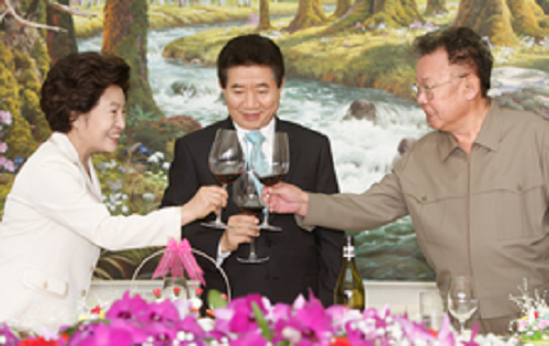 Tổng thống Roh Moo-hyun cùng phu nhân đang nâng ly chúc mừng với Chủ tịch Kim Jong-il trong bữa tiệc trưa chia tay diễn ra tại Yeongbingwan hôm 4/10. Ảnh: Korea.net.