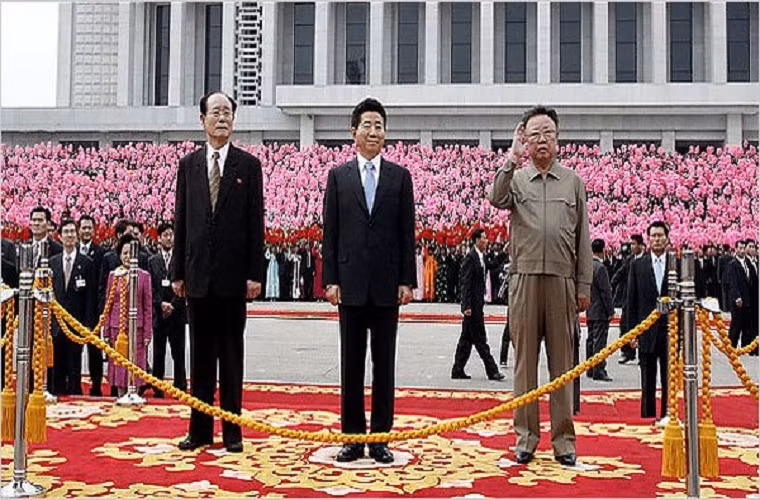 Hội nghị thượng đỉnh liên Triều lần thứ hai, diễn ra từ ngày 2 đến 4/10/2007, tại thủ đô Bình Nhưỡng của Triều Tiên. Khi đó, ông Roh Moo-hyun (giữa) đã trở thành nhà lãnh đạo tối cao đầu tiên của Hàn Quốc đi qua đường phân chia ranh giới quân sự bằng đường bộ kể từ sau khi hai miền Triều Tiên bị chia cắt. Ảnh: Pool.