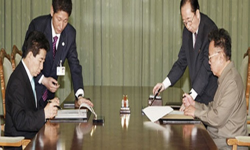 Hai nhà lãnh đạo Hàn-Triều cùng đồng thuận về "Tuyên bố vì hòa bình thịnh vượng và phát triển quan hệ liên Triều (Tuyên bố ngày 4 tháng 10)". Ảnh: Tổng thống Roh Moo-hyun và Chủ tịch Kim Jong-il ký tên vào bản thỏa thuận chung liên Triều ngày 4/10/2007. Ảnh: Chosun Ilbo.