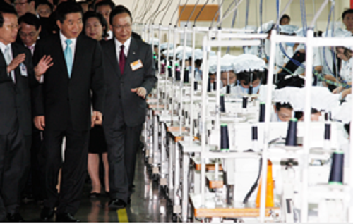 Tổng thống Roh Moo-hyun ghé thăm Khu công nghiệp Gaeseong và thị sát ở đây trên đường về nước. Ảnh: Korea.net.