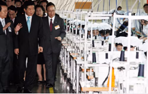 Tổng thống Roh Moo-hyun ghé thăm Khu công nghiệp Gaeseong và thị sát ở đây trên đường về nước. Ảnh: Korea.net.
