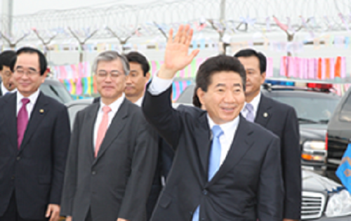 Tổng thống Roh Moo-hyun vẫy tay chào người dân trong buổi lễ chia tay đoàn đại biểu Hàn Quốc sang thăm Triều Tiên được tổ chức ở phía Nam cầu Thống nhất, Paju. Ảnh: Korea.net.