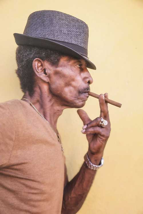 Đất nước Cuba nổi tiếng với xì gà và bạn có thể tìm thấy nhiều cửa hàng xì gà nằm giữa những con phố.