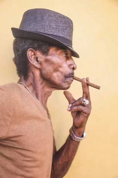 Đất nước Cuba nổi tiếng với xì gà và bạn có thể tìm thấy nhiều cửa hàng xì gà nằm giữa những con phố.