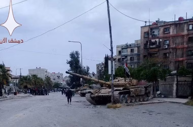 Nguồn tin của lực lượng ủng hộ chính phủ Damascus cho biết, Quân đội Syria đã triển khai các binh sĩ và xe tăng chiến đấu xung quanh quận al-Qadam và Trại Yarmouk ngày 12/4. Ảnh: SF.